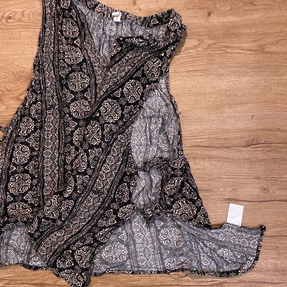 Gentle Fawn Black and White Asymmetrical Sleeveless Blouse - Picture 5 of 11